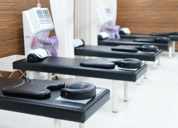 成瀬きずな鍼灸接骨院(落ち着いた色合いのベッドです。)