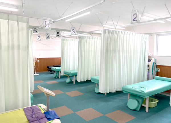和心接骨院【鍼灸】(当施設の施術室です。ベッドごとにカーテンで仕切りプライバシーにも配慮。)