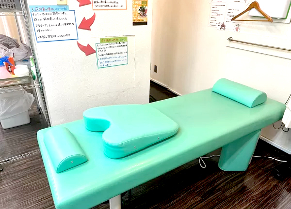 長者町ビオス整骨院【鍼灸】(落ち着いた色合いのベッドです)