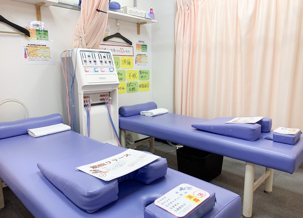 さくら鍼灸接骨院　大船院(落ち着いた色合いのベッドです)