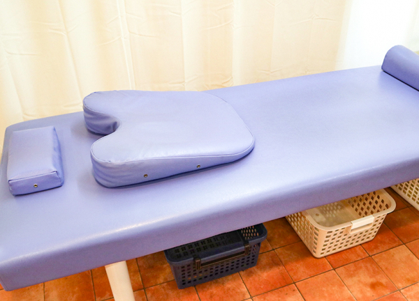 みやのまえ接骨院(落ち着いた色合いのベッドです)