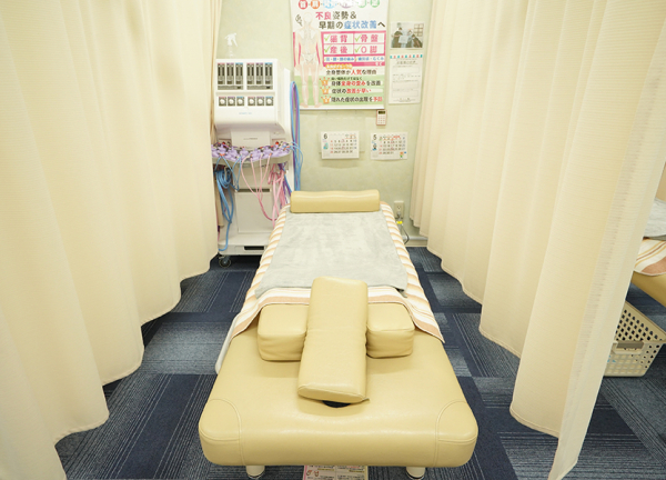鶴間あおば接骨院はりきゅう院(施術中はカーテンで仕切れます。)