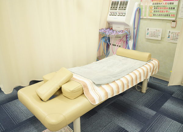 鶴間あおば接骨院はりきゅう院(施術ベッドです。)