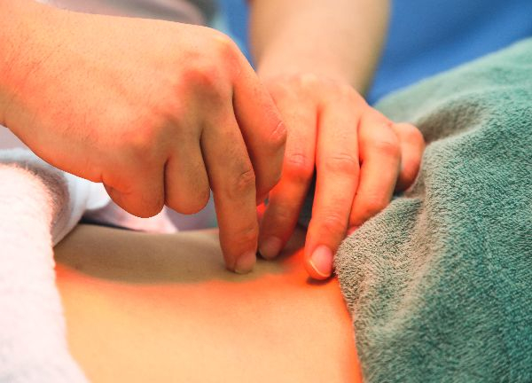 ツボに鍼を刺し疲れを緩和します。