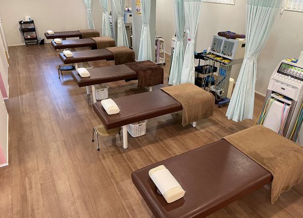大坪整骨院　福井本院 (落ち着いた色合いのベッドです)