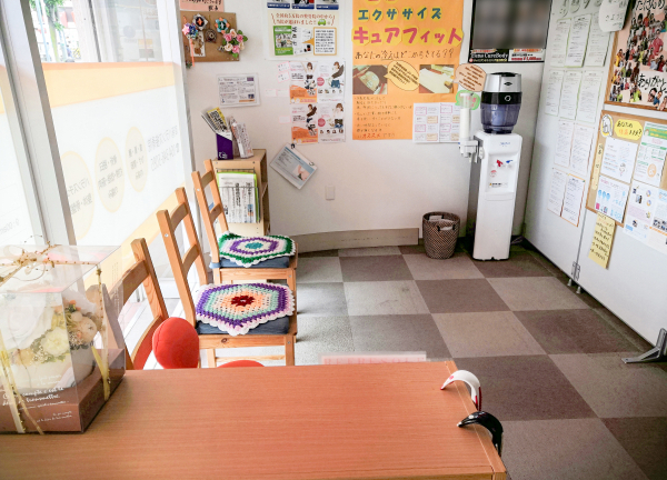 草薙バランス接骨院(陽が差し込む明るい待合室で寛ぎくださいませ……)