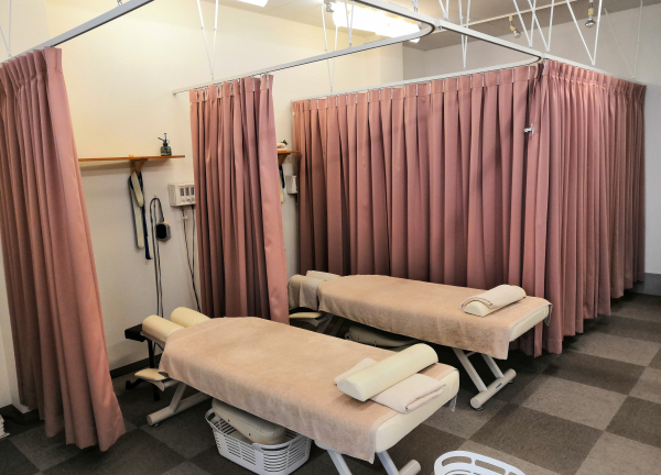 草薙バランス接骨院(施術室は明るい色合いを取り入れた快適空間★)