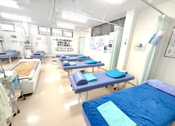 小林整骨院鍼灸院東海本院(広々とした施術室です。)