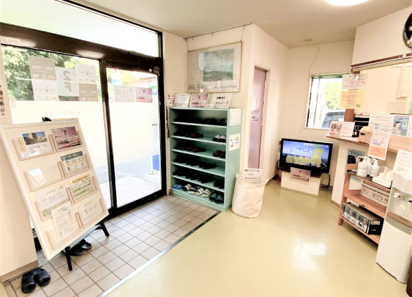 小林整骨院鍼灸院東海本院(入口はガラス面を広くとり、明るい雰囲気にしております。)