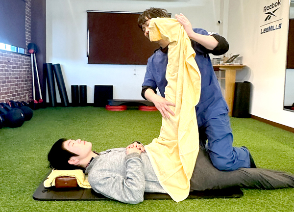 小林整骨院鍼灸院東海本院(ストレッチによりお身体をほぐしていきます。)