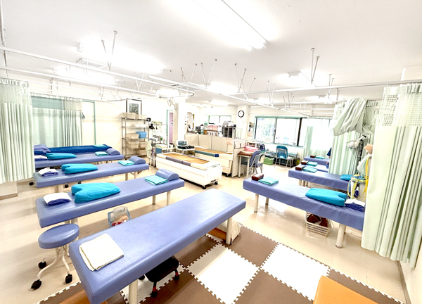 小林整骨院鍼灸院東海本院(大勢の方に施術を提供できるように、豊富な数のベッドをご用意しています。)
