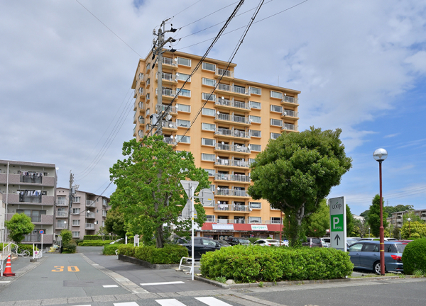 あおぞら整骨院【鍼灸】(オレンジ色の建物1Fに当院がございます。)