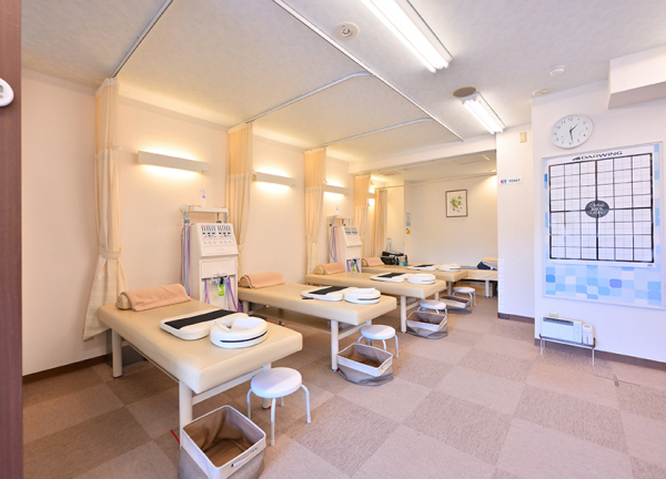 あおぞら整骨院【鍼灸】(広々とした施術室です。)
