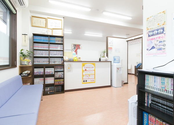 わたなべファミリーほねつぎ(待合室には漫画がたくさんあります)