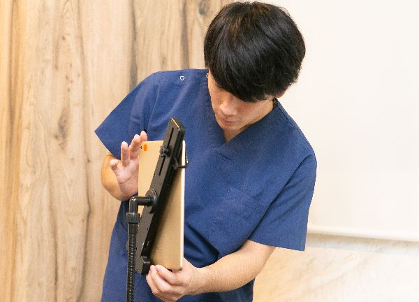 写真を撮って体の状態をチェックします。