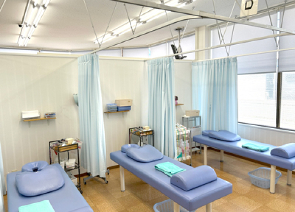 小林接骨院鍼灸院豊川(広々とした施術室です。)