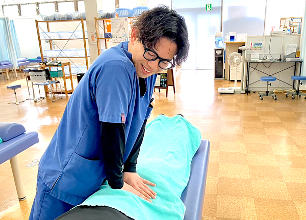 小林接骨院鍼灸院豊川(手技により緊張した筋肉をもみほぐします。)