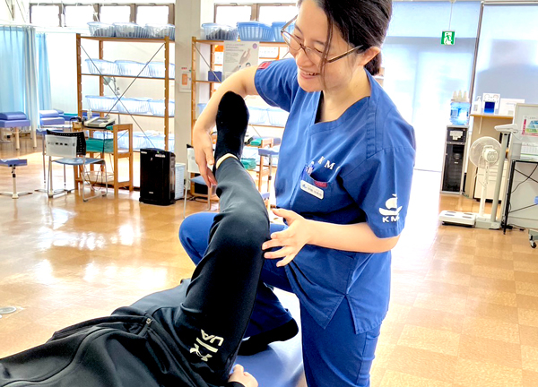 小林接骨院鍼灸院豊川(ストレッチによりお身体をほぐしていきます。)