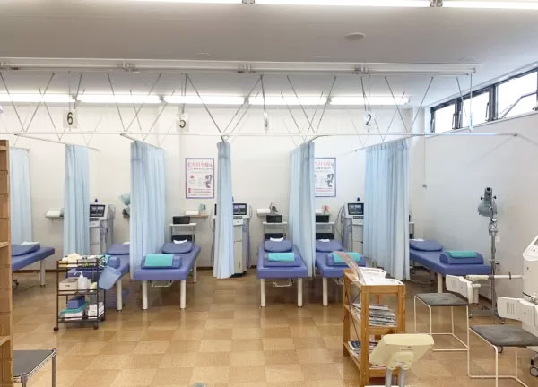 小林接骨院鍼灸院豊川(全ベッドカーテンで仕切れます。)