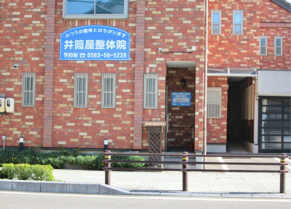 青色の看板が目印になります。