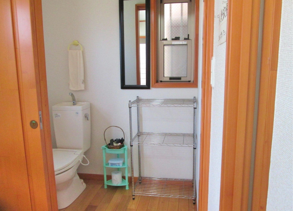 更衣室も兼ねたお手洗いになります。