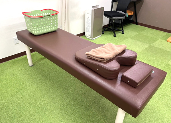 むげん整骨院・鍼灸院　桃山大手筋(当施設の施術用ベッドです。施術ごとに清潔な状態を心掛けています。)