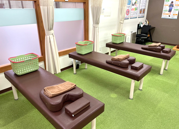 むげん整骨院・鍼灸院　桃山大手筋(明るくて綺麗な施術室です。ベッドごとにカーテンで仕切りプライバシーにも配慮。)