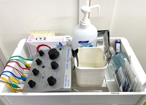 むげん整骨院・鍼灸院　桃山大手筋(施術で使用する機器や、鍼を準備しています。)