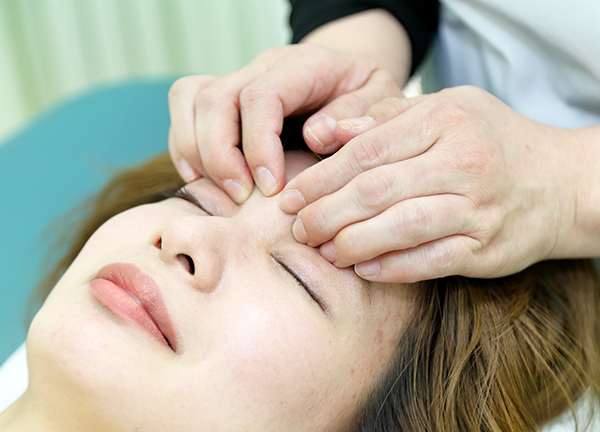 顔のむくみに効果が期待できる手技です