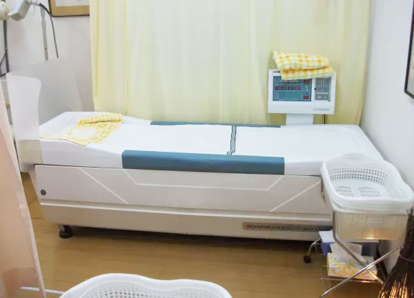 西岡鍼灸整骨院【マッサージ】(施術専用のベッドもご用意しています。)