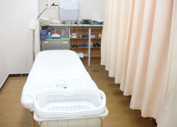 西岡鍼灸整骨院【マッサージ】(清潔に保たれたベッドで施術いたします。)