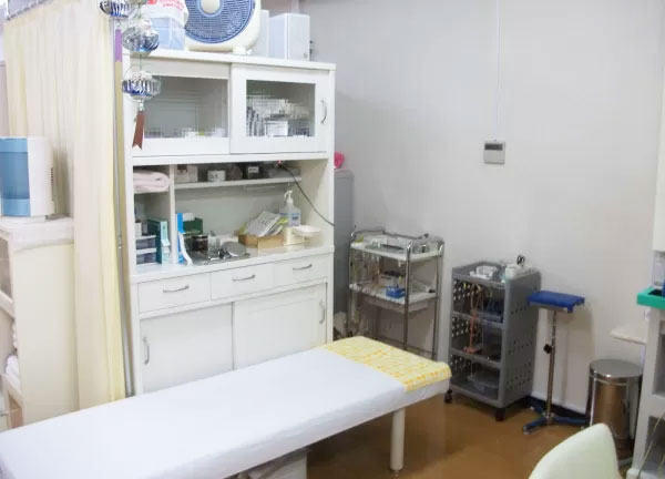 西岡鍼灸整骨院【マッサージ】(施設内で使用している器具やベッドの様子です。)