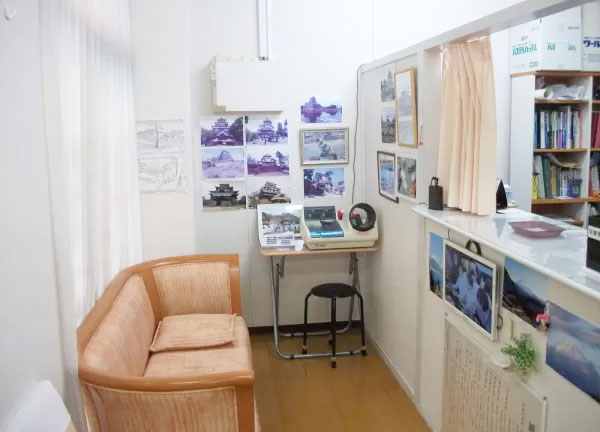 西岡鍼灸整骨院【マッサージ】(待合室と受付の様子です。)