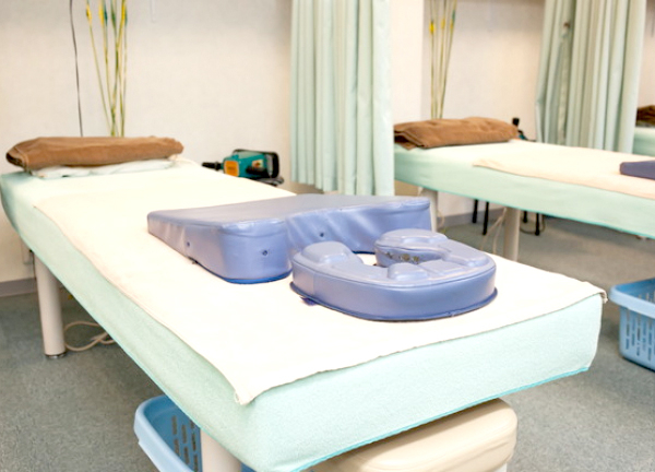 石田はり・きゅう整骨院【鍼灸】(落ち着いた色合いの施術ベッド)