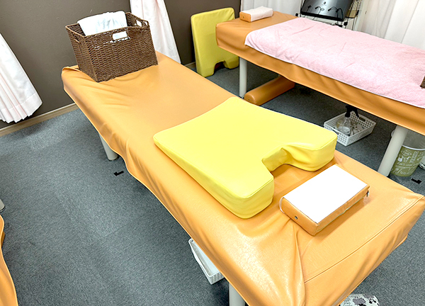 たいよう鍼灸整骨院　枚方公園院(施術台ごとにカーテンで仕切りプライバシーにも配慮しています。)