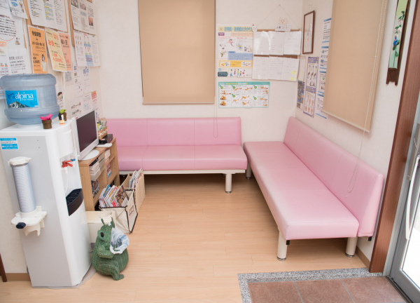 ピンクが目に優しい待合室