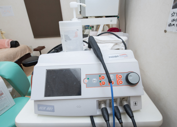 高周波温熱機による施術を実施します