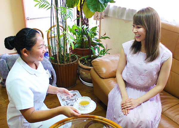はるみ鍼灸治療院(施術後は、待合ソファでお茶をのんでゆっくりしてください♪)