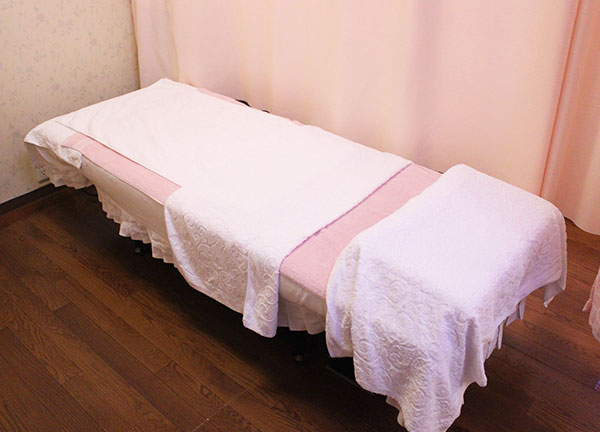 はるみ鍼灸治療院(ピンクとホワイトで統一した可愛らしいベッドです。)