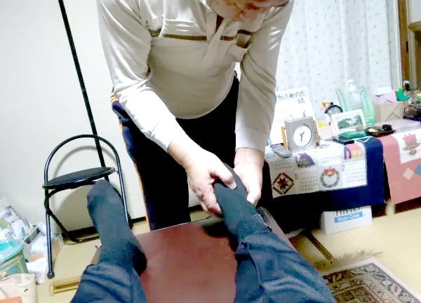 山光整体療術院(足の甲にアプローチ)