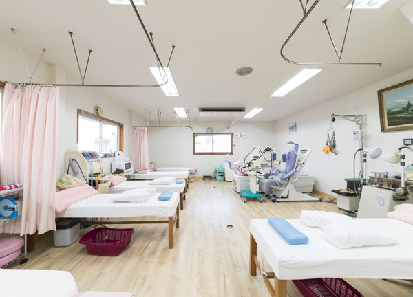 松崎接骨院(ゆったりとした施術スペースを確保しています)