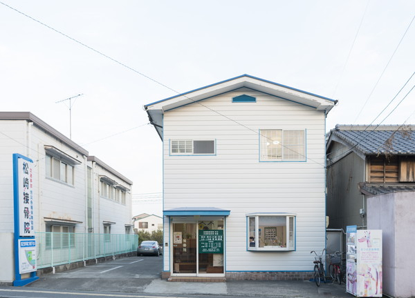 松崎接骨院(清潔感のある白が印象的な外観です)