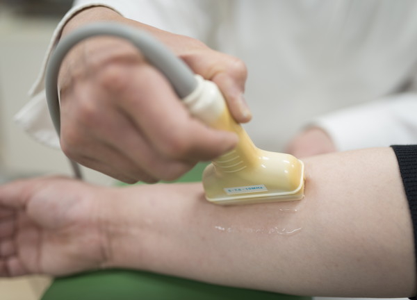 松崎接骨院(筋肉の状態を丁寧に確認しています)