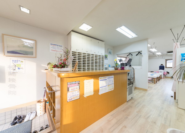 松崎接骨院(清潔感のある受付です。)