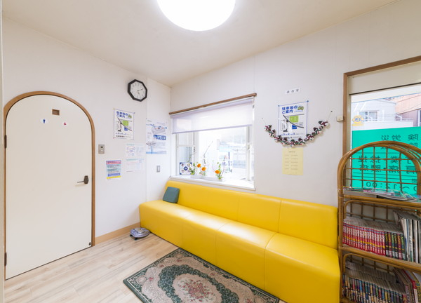 松崎接骨院(広々とした待合室でおくつろぎください)