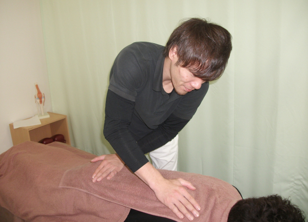 施術風景です。小さなお悩みもお聞かせください。