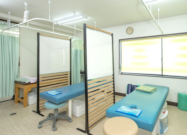 パーテンションで仕切ってます。