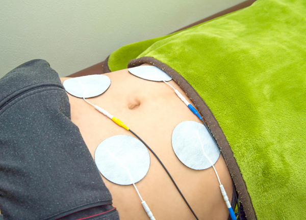 EMSで体幹を鍛えます。