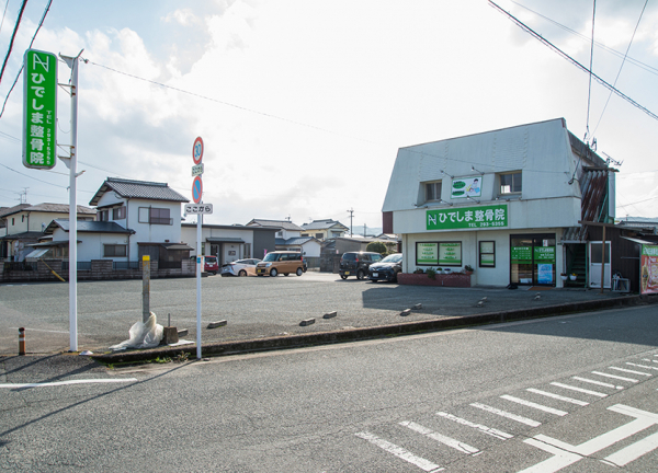 施設内に駐車場がございます。