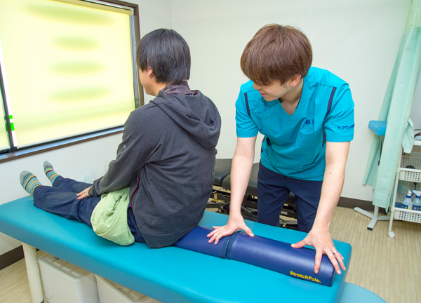 姿勢を正すために特殊器具を使います。